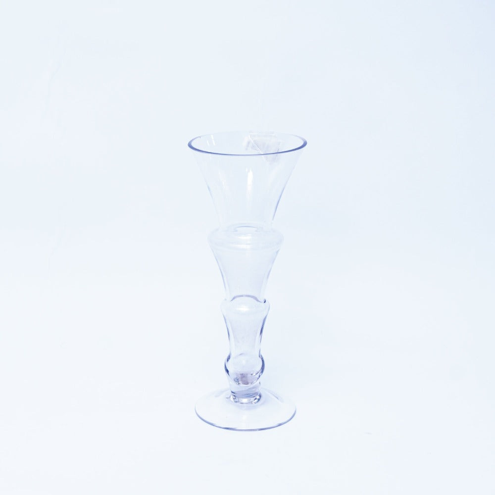 Transparent Glass Vase: Timeless Elegance for Your Floral Arrangements