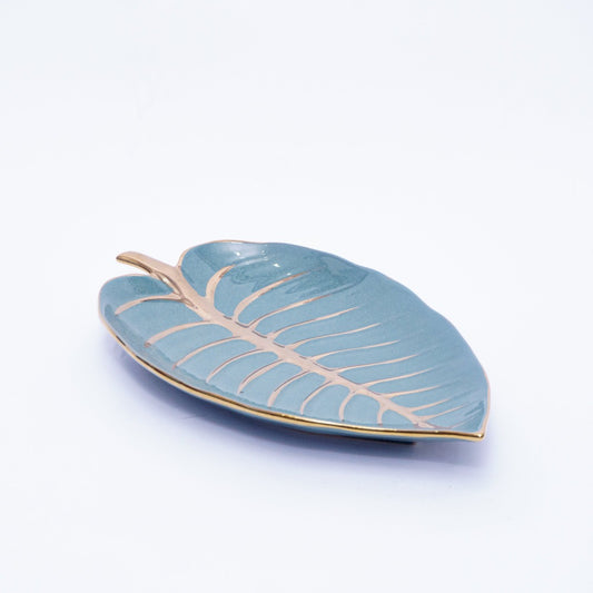 Nature's Touch: Leaf-Shaped Serving Dish for Artful Dining